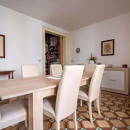 Dimora Apulia Bed & Breakfast 3*